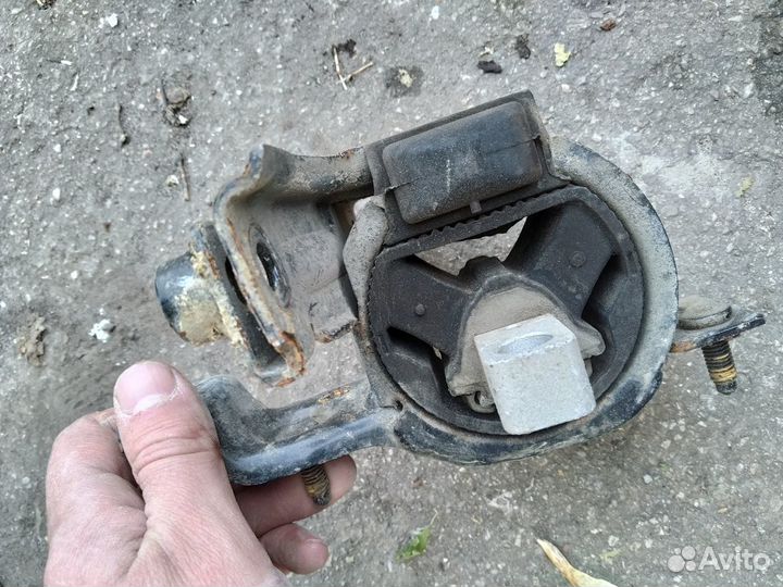 Опора двигателя Volkswagen Polo седан V 1.6