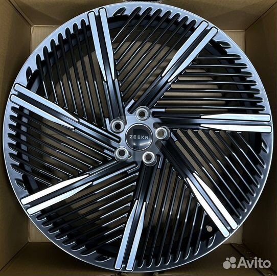 Кованые диски на Range Rover Evoque R21