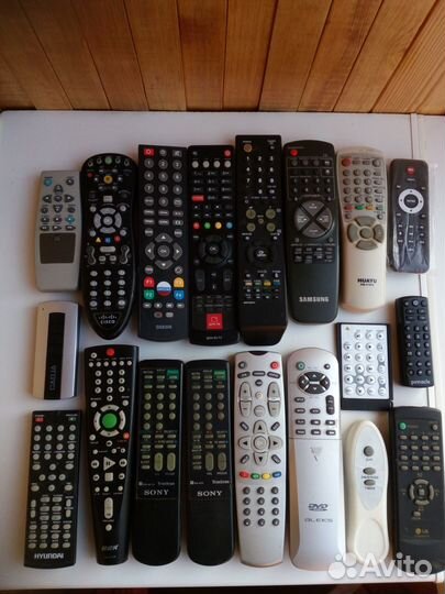 Пульты разные для телевизора, двд,видеомагнитофона