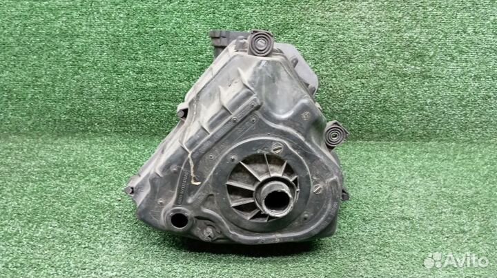 Корпус воздушного фильтра Audi A8