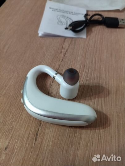 Bluetooth гарнитура на одно ухо