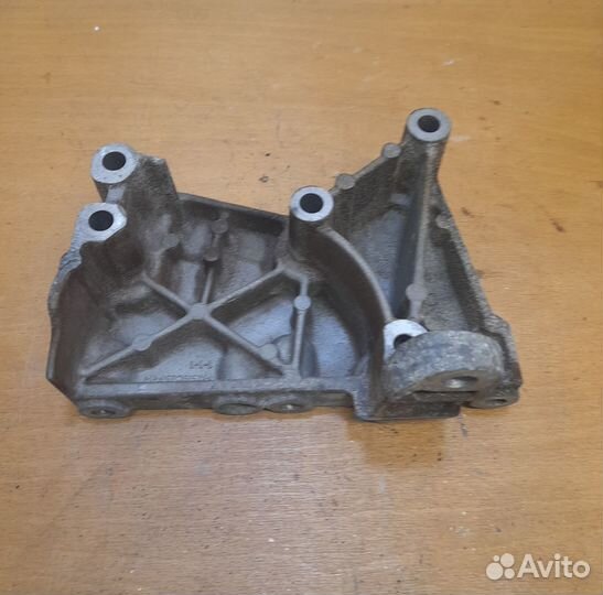 Кронштейн двигателя Renault Megane 3