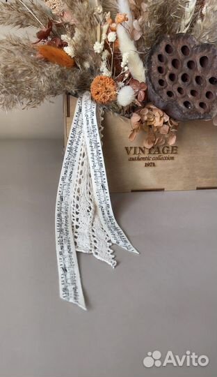 Сухоцветы в деревянном конверте