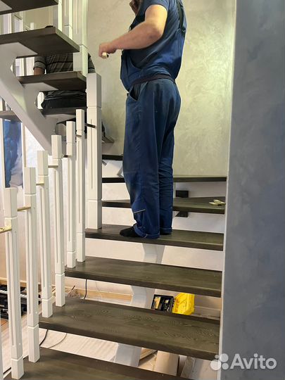 Деревянная лестница с подсветкой