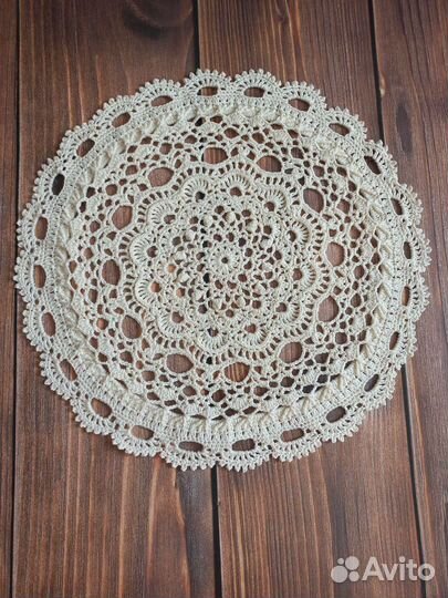 Рельефная салфетка вязаная