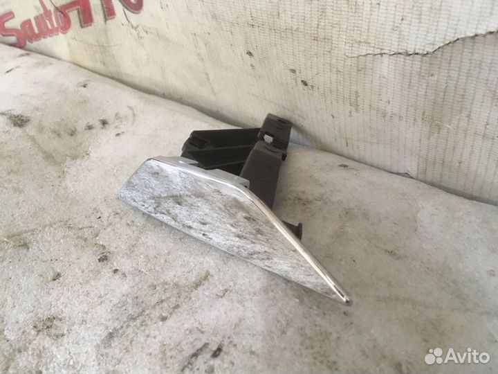 Крышка форсунки омывателя левая Skoda Superb 2