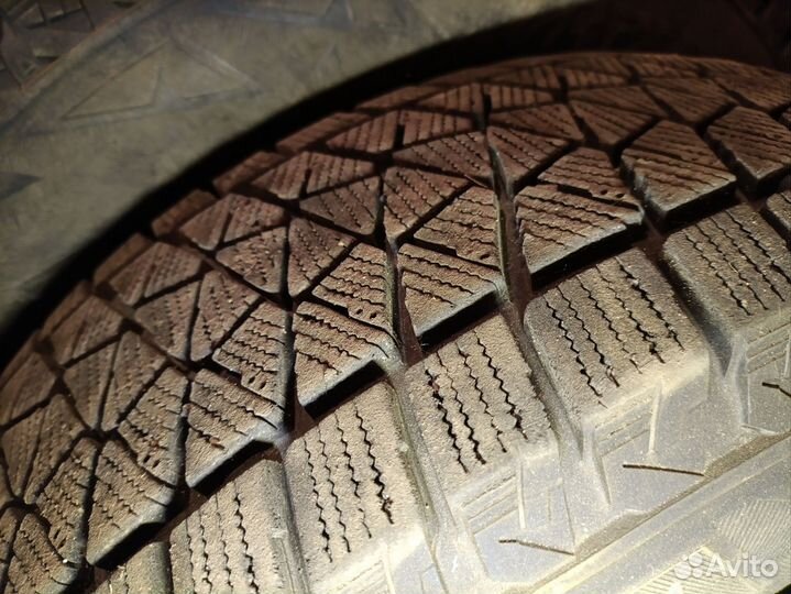 Bridgestone Blizzak DM-V2 215/70 R16