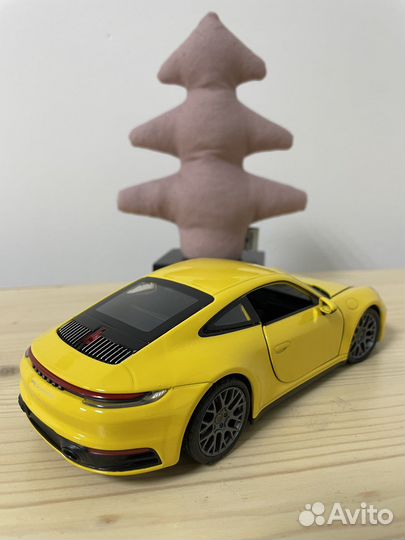 Porsche 911 Carrera 4S модель 1:24