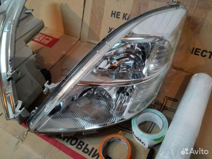 Фара Тойота Исис Toyota isis