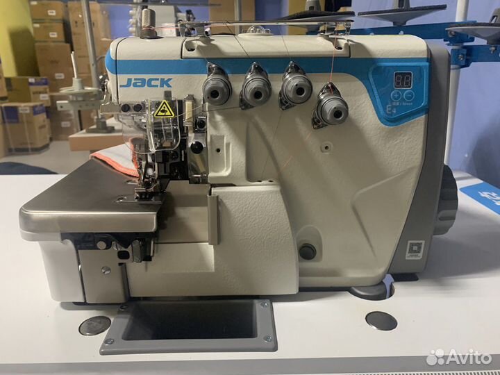 Промышленный 4-х ниточный оверлок Jack E4-4-M03
