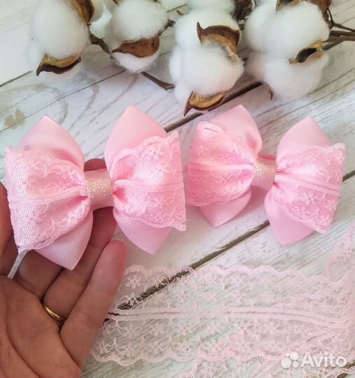 Розовые бантики для девочки с цветами