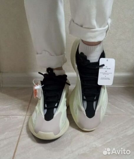 Женские кроссовки Adidas Yeezy Boost 700 v3