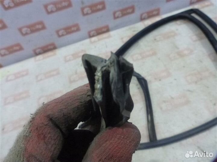 Уплотнительная резинка стекла задняя левая