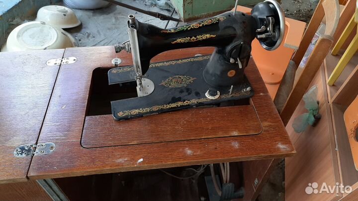 Швейная машинка ножная с тумбой