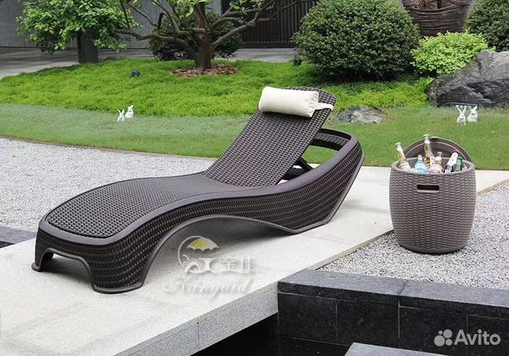 Шезлонг пляжный пластиковый