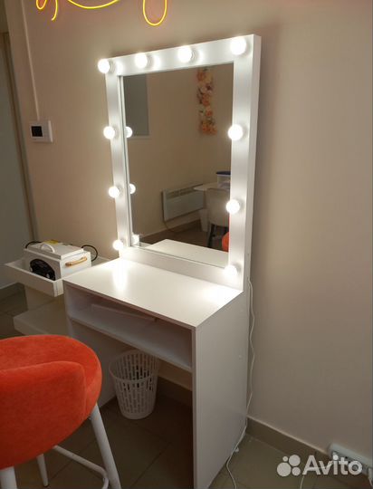 Туалетный столик с зеркалом и подсветкой