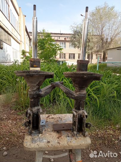 Амортизаторы(стойки) передние оригинал Honda CR-V