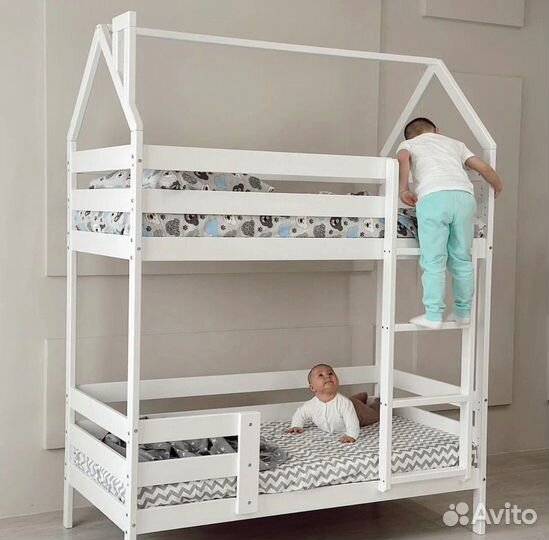 Двухъярусная кровать домик в белом цвете