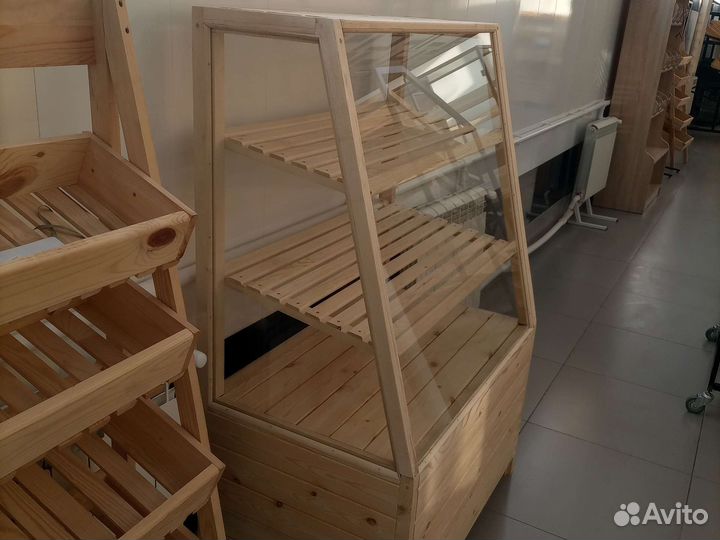 Витрина деревянная с полками