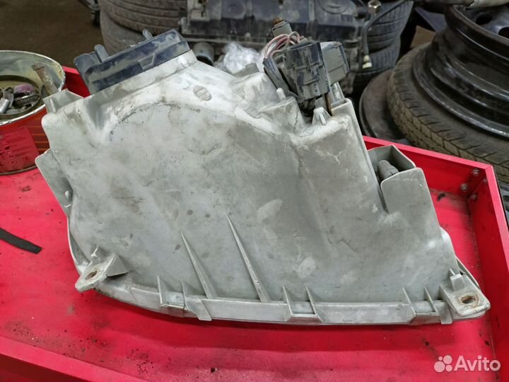 Фара передняя левая Toyota Rav4 sxa11