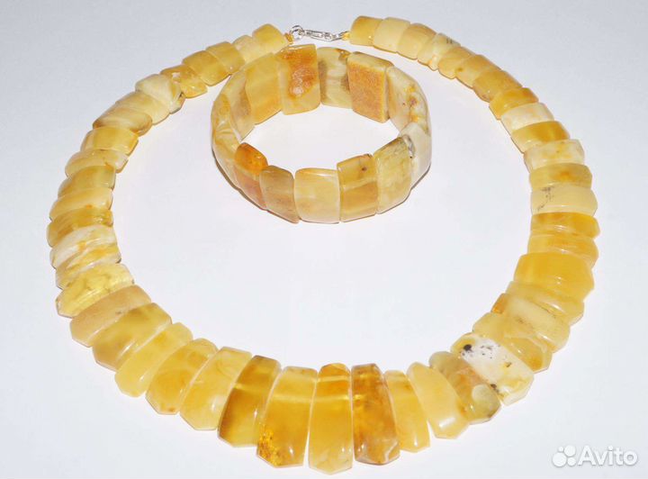 Комплекты и колье из королевского белого янтаря