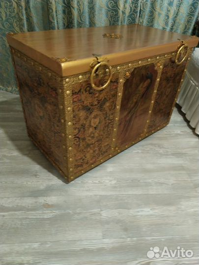 Сундук деревянный золотой