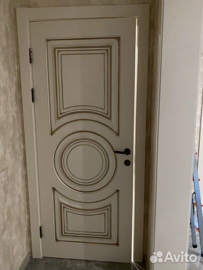 Двери из массива с коробкой наличниками