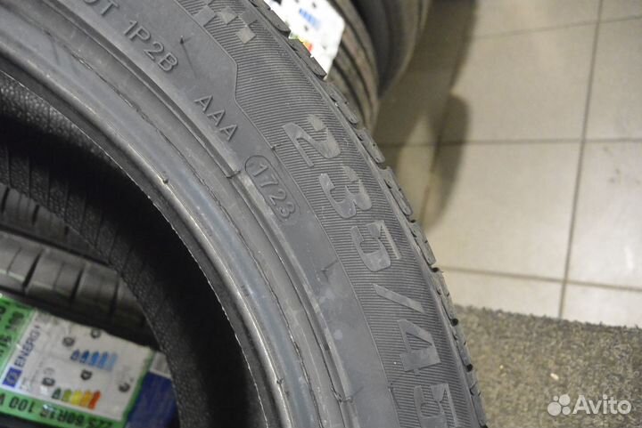 Royal Black Royal Performance 235/45 R17 97W