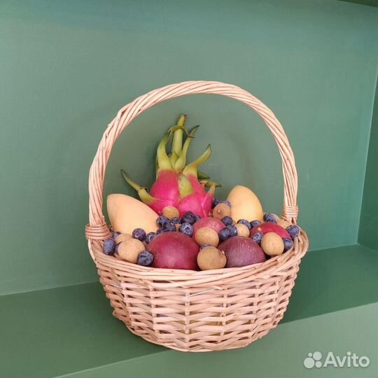 Подарочная корзина с фруктами и ягодами