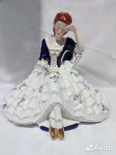 Статуэтка Дама с книгой, Чехословакия, Royal Dux