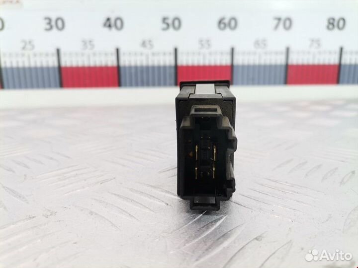 Кнопка открывания люка Skoda Octavia (A4) рест