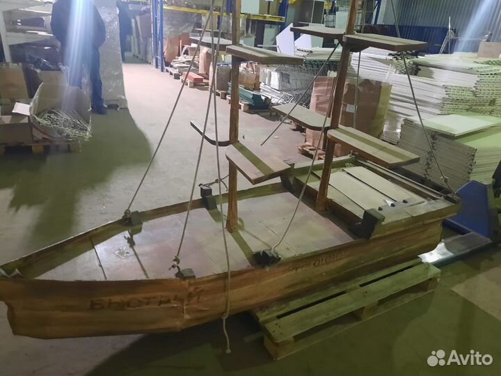 Корабль - парусник из дерева для выкладки товара