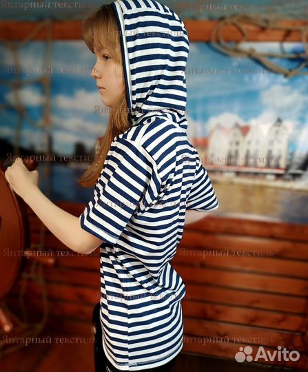 Футболка в полоску с капюшоном