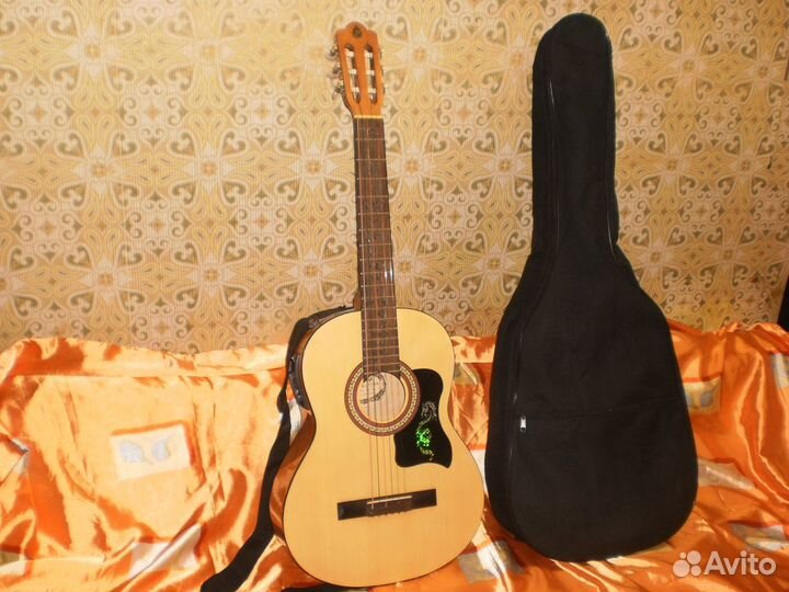 Гитара с тюнером/эквалайзером + комплект