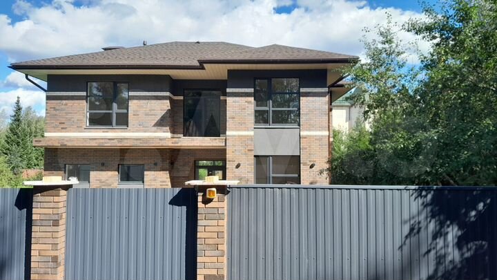 Коттедж 250 м² на участке 8 сот.