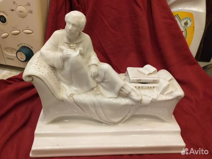 Фарфор.Пушкин на диване.Чернильница.лфз
