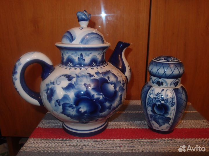 Гжель, посуда и фигурки, фарфор