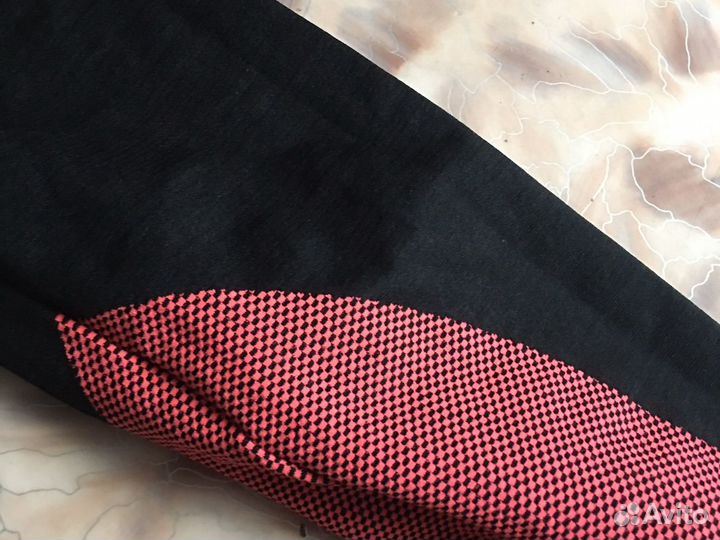 Черные лосины с розовым рисунком