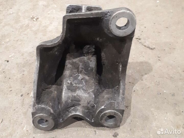 Левый кронштейн АКПП ауди а6 с4