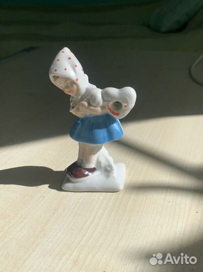 Фарфоровая статуэтка «девочка в платке с сердцем»