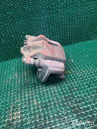 Суппорт тормозной передний левый Toyota Mark 2