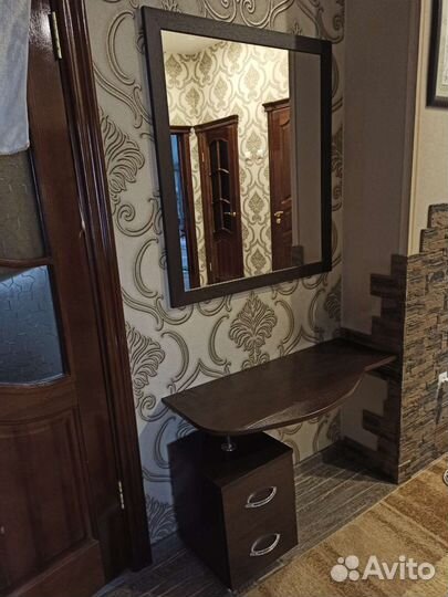 Столик с зеркалом