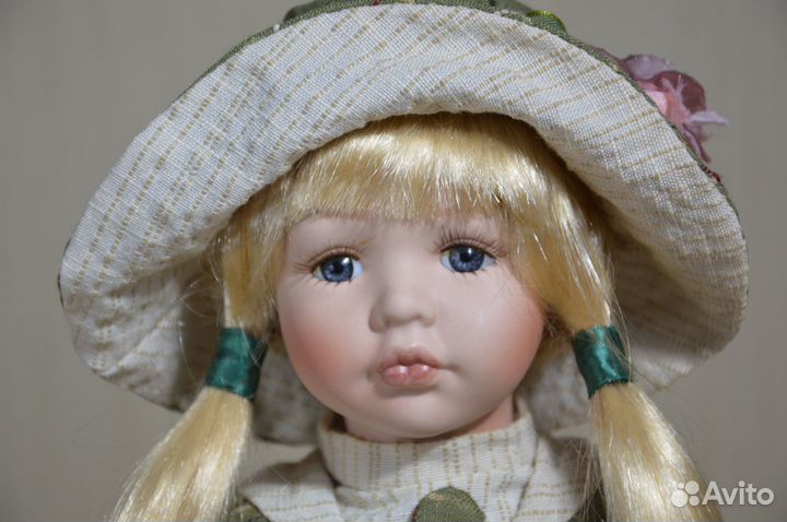 Кукла фарфоровая 30см