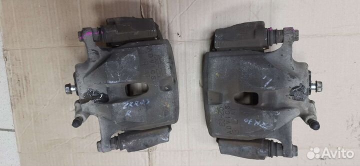 Суппорт тормозной перед toyota Noah,Voxy,Esquire