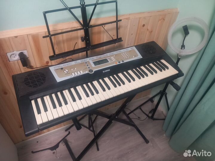 Синтезатор Yamaha PSR R200