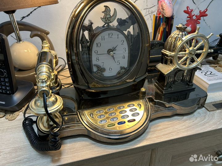 Телефон с часами