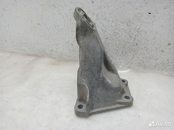 Кронштейн двигателя audi 100 C4 Правый