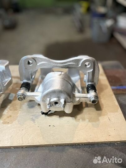 Комплект передних тормозных суппортов