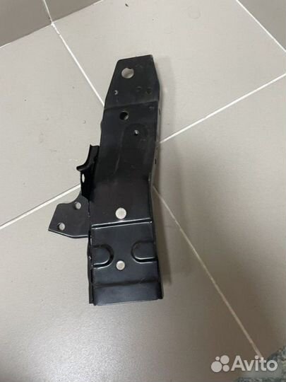 Суппорт фары левый Toyota Venza