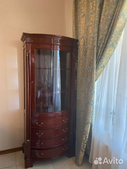 Шкаф-витрина из ценных пород дерева